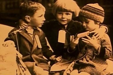 Nicholas Winton zachránil celkem 669 českosloven­ských dětí převážně židovského původu. Téměř všichni jejich rodiče byli zavražděni ve vyhlazovacím táboře v polské Osvětimi.