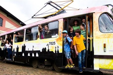 Vítězem prvního ročníku soutěže "Namalujte svou tramvaj" se stala třída 8.A ze Základní školy Kladská. Vyhrála s návrhem nazvaným Noční Praha.