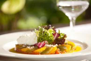 Saláty jsou v létě populární, co třeba ochutnat salát z pečených paprik a rajčat marinovaný v bílém balzamiku s ovčím tvarohem, šunkou Pata negra a s krutony s olivovou tapenádou?