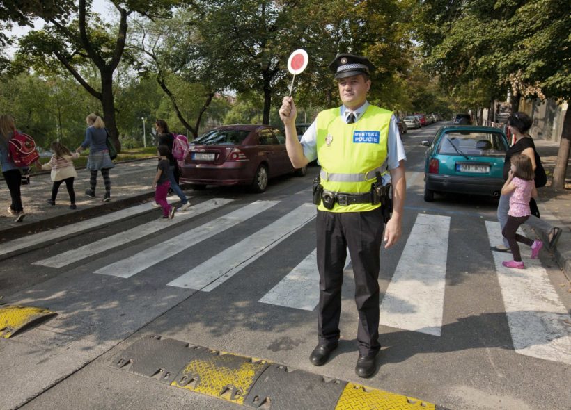 Strážníci dozorují u přechodů