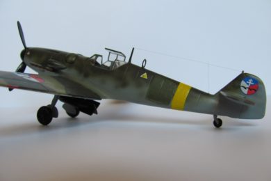 Model německé stíhačky Messerschmitt Bf-109 v barvách Slovenského národního povstání.