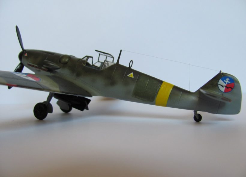 Model německé stíhačky Messerschmitt Bf-109 v barvách Slovenského národního povstání.