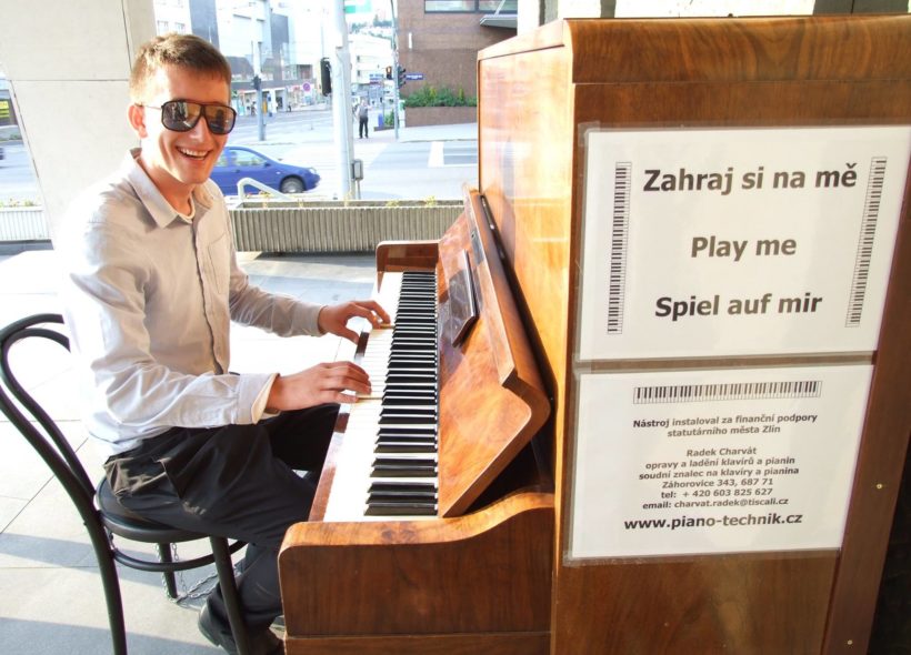 Jeden z prvních hráčů na piano umístěné před zlínským Městským divadlem.
