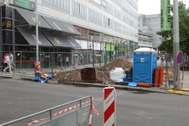 Výstavba omezuje pohyb na chodníku i průjezd ulicí Bozděchova.