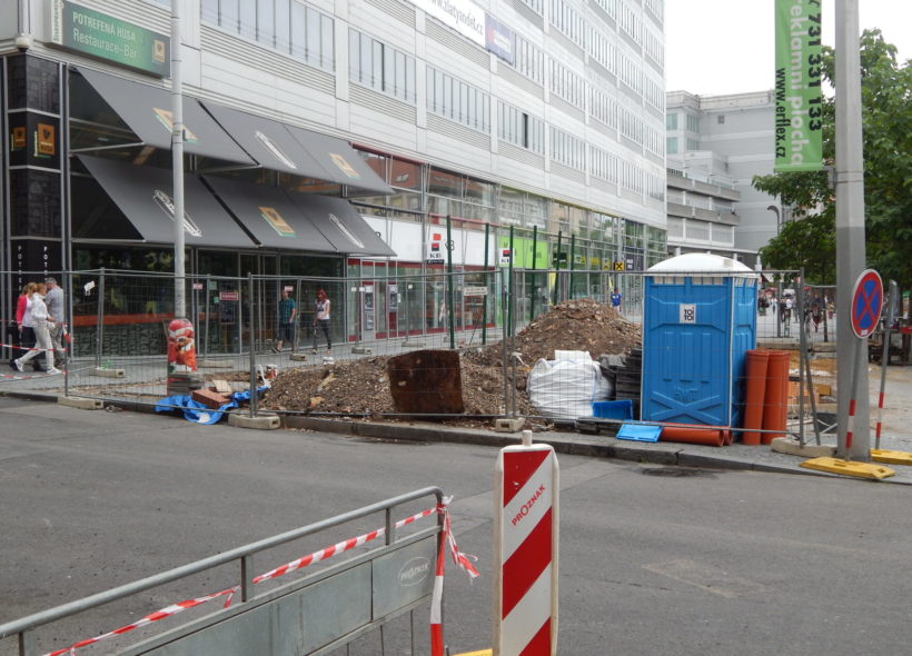 Výstavba omezuje pohyb na chodníku i průjezd ulicí Bozděchova.