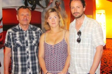 Režisér Miroslav Krobot, jeho dcera Lenka Krobotová a Jaroslav Plesl v ostravském CineStaru krátce před uvedením filmu.