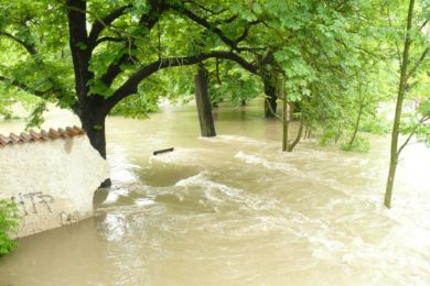 Rozvodněná Rokytka prorazila loni v červnu zámeckou zeď v Horních Počernicích