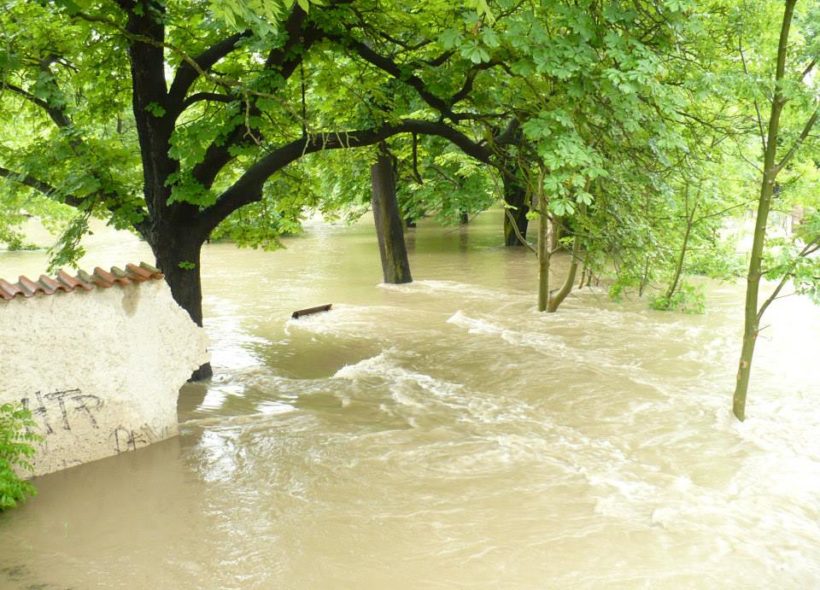 Rozvodněná Rokytka prorazila loni v červnu zámeckou zeď v Horních Počernicích