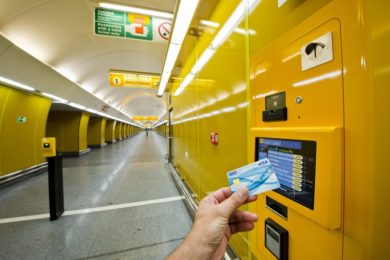 Již ve vestibulu stanice mohou pasažéři využít zmodernizované automaty na prodej jízdenek, které kromě tradičních mincí přijímají také bezkontaktní platební karty