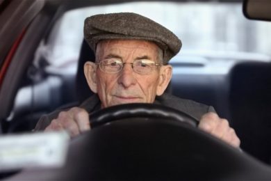 Běžný řidič absolvuje návštěvu očního lékaře jen před získáním řidičského oprávnění, následně až v 60 letech. Šoféři tak mohou jezdit s oční vadou i 40 let, aniž by o ní věděli