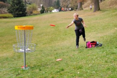 Princip hry je podobný jako u klasického golfu – dostat míček do jamky na co nejméně pokusů. V tomto případě ale jamku přestavuje železný koš a míček létající talíř.