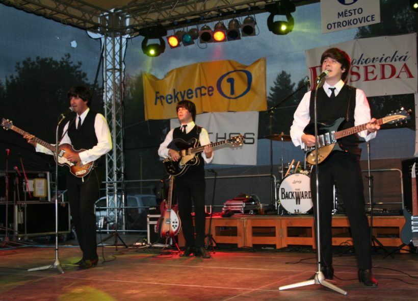 Beatles jako živí v podání revivalové kapely The Backwards.
