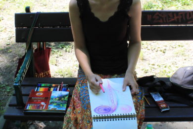 Lektorka kurzu Kateřina Velcová zájemce naučí malovat mandaly.