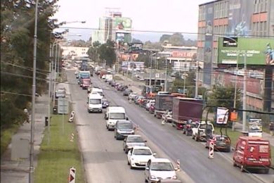 Pohled z kamery dopravního podniku u zastávky Zahradnická.