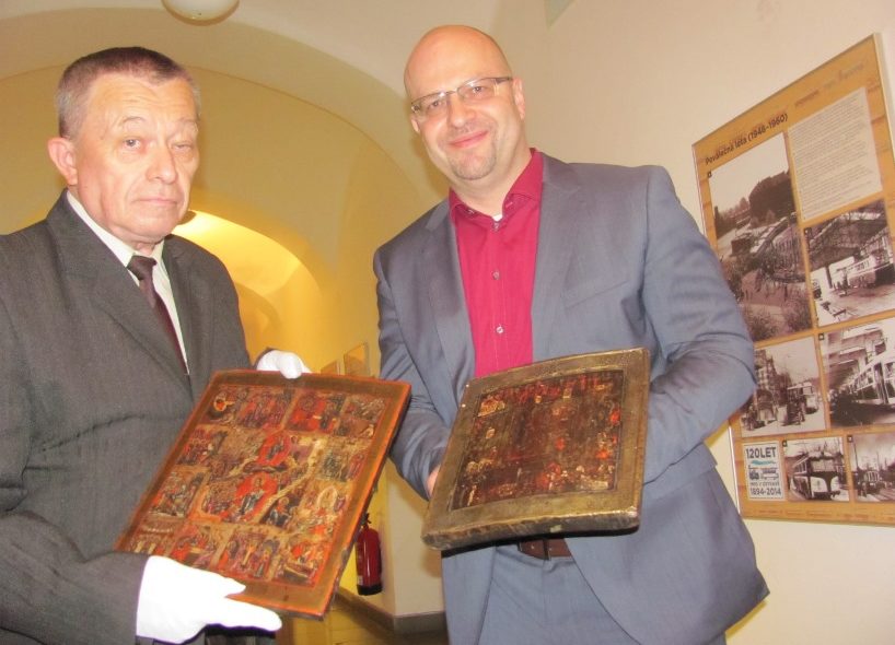 Václav Pajurek (vlevo) a Dalibor Mouka ukazují dvě z osmi nalezených ikon.