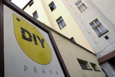 Hodinová dílna DIY Praha se nachází  v přízemní budově ve vnitrobloku. Je rozdělena   na pět základních pracovních míst