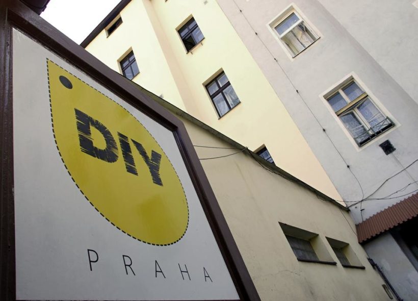 Hodinová dílna DIY Praha se nachází  v přízemní budově ve vnitrobloku. Je rozdělena   na pět základních pracovních míst