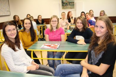 Střední zdravotní škola Ruská v Praze 10 a její studentky při hodině.