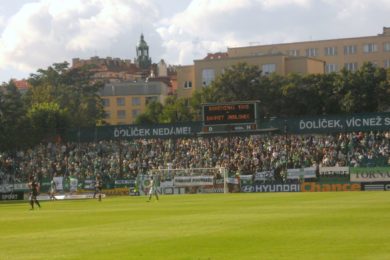 K fotbalovému stadionu mají mnozí lidé z Vršovic citový vztah. 