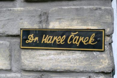 Cedule se jménem označuje tu polovinu dvojvily, kde žil spisovatel a dramatik Karel Čapek.