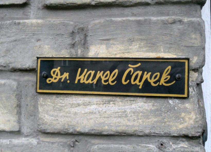 Cedule se jménem označuje tu polovinu dvojvily, kde žil spisovatel a dramatik Karel Čapek.