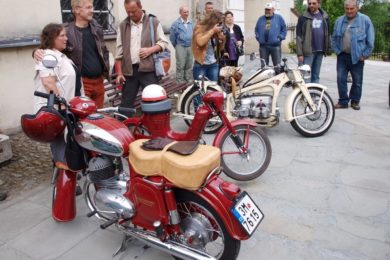 Na zahájení výstavy přijeli na frýdecký zámek majitelé historických motocyklů. Vepředu klasická jawa, za ní „pionýr“ a vzadu německý motocykl Zündapp. Foto: Jaromír Polášek