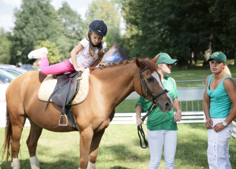 Děti mohou také jezdit na koních!