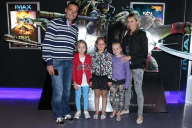 Roman Šebrle s manželkou a dětmi v kině Imax