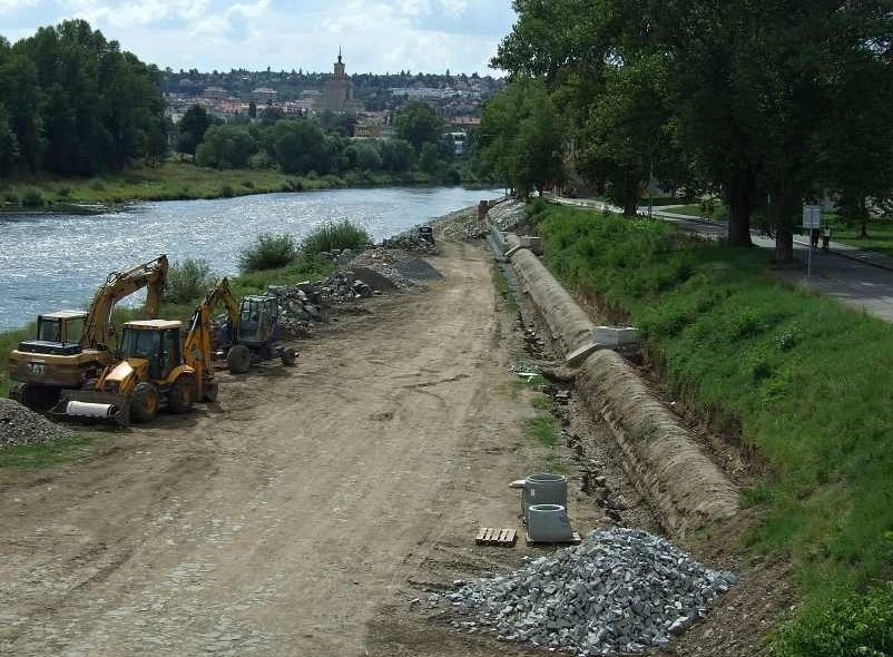 Mezi trojským zámkem a břehem Vltavy probíhají stavbní práce, které se týkají i místní frekventované cyklostezky.