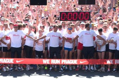 Deset tisíc běžců, deset kilometrů, jeden cíl - to je běžecký závod We Run Prague