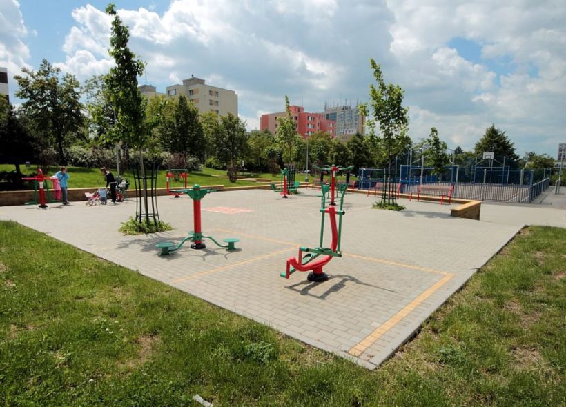 Ke cvičení se seniory využije Praha 8 venkovní posilovny