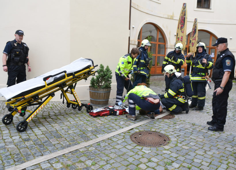 Hasiči zasahují v Chodovské tvrzi