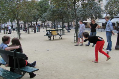 Hráči pétanque na náměstí Dauphine v Paříži. Právě ve Francii je pétanque nejoblíbenější.