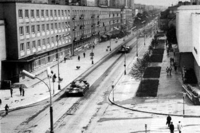 Příjezd kolony sovětských tanků od východu do centra města po Revoluční třídě, dnes třídě Tomáše Bati.