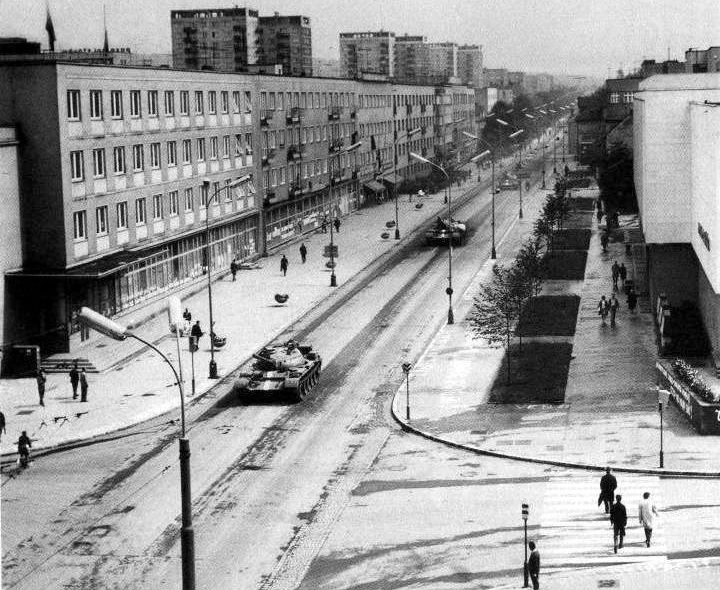 Příjezd kolony sovětských tanků od východu do centra města po Revoluční třídě, dnes třídě Tomáše Bati.