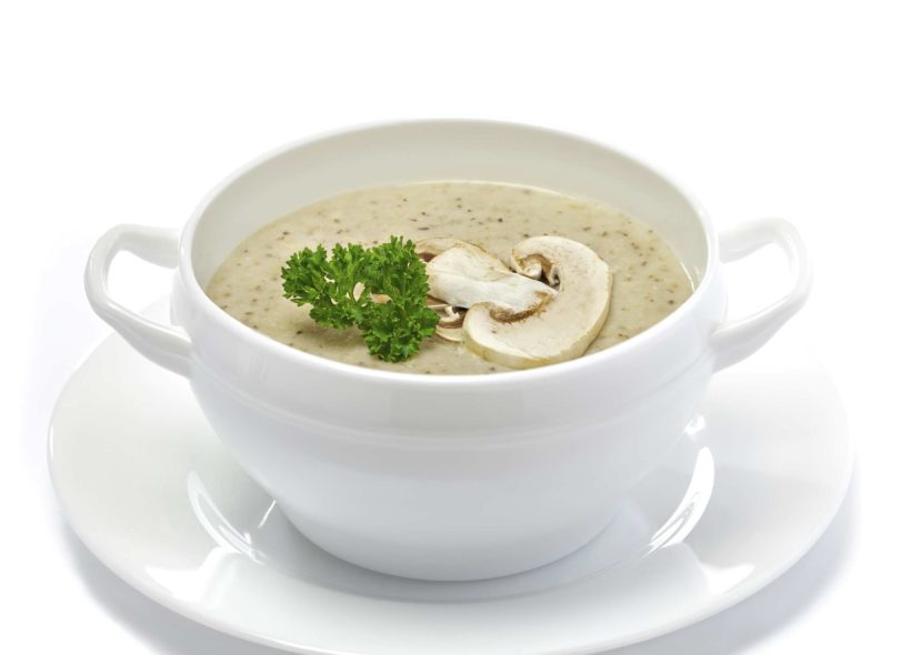 Žampionovou polévku si lze připravit rychle.