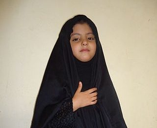 Hidžáb - šátek, který zahaluje vlasy a krk, ale ne obličej