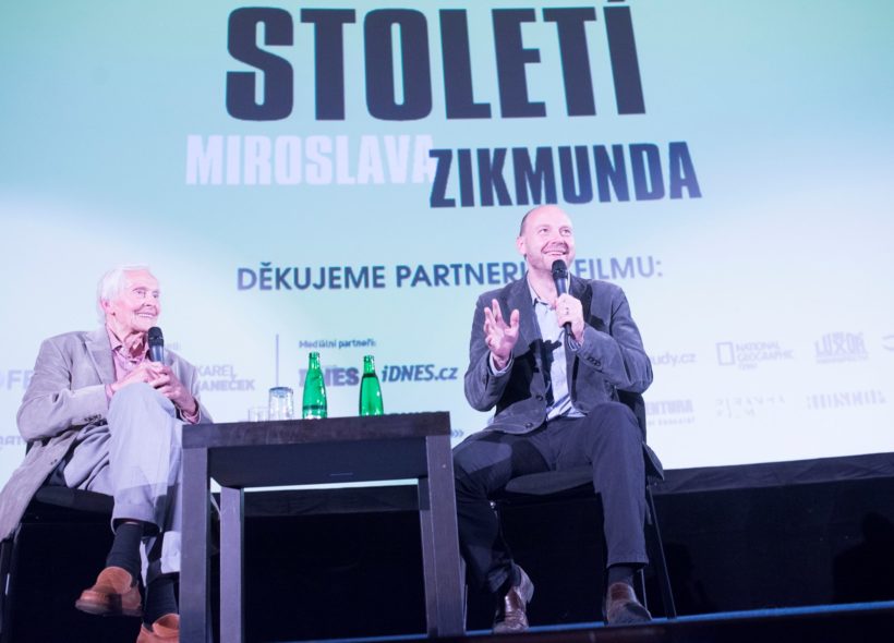 Miroslav Zikmund a režisér Petr Horký při besedě s diváky ve Zlíně.