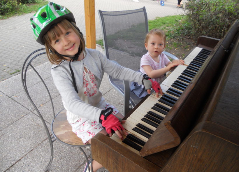 Děti si v Heroldových sadech mohou vyzkoušet hru na piano