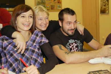 Eva Pastušková (uprostřed) s Ivanou Jirešovou a Václavem Nodiem Bártou během jedné z návštěv u nemocných dětí, kdy vymalovávali látkové panenky.