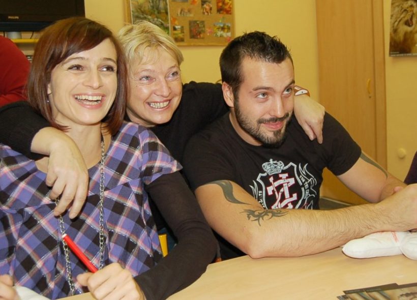 Eva Pastušková (uprostřed) s Ivanou Jirešovou a Václavem Nodiem Bártou během jedné z návštěv u nemocných dětí, kdy vymalovávali látkové panenky.