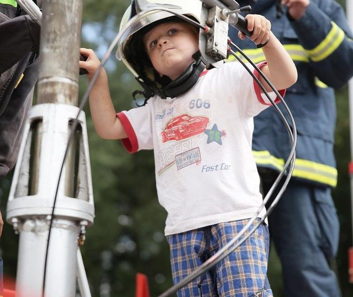 Děti si mohou vyzkoušet i práci hasičů