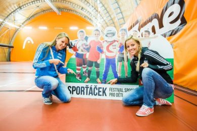 Plážové volejbalistky Kristýna Kolocová a Markéta Sluková .podporují sport u dětí