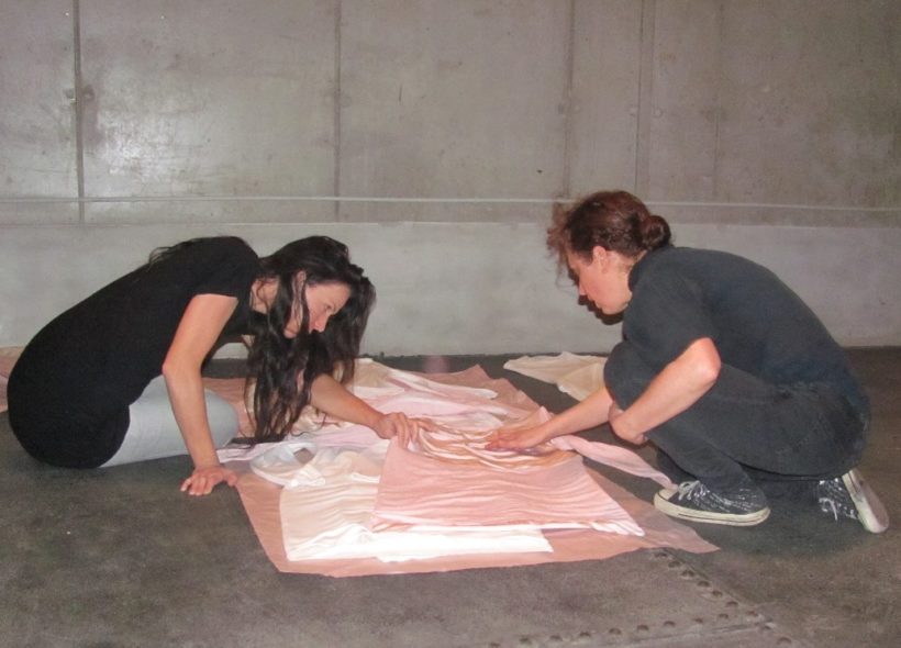 Denisa Nová (vpravo) a Karin Zadrick připravují modely šatů pro výstavu v aule Gong.
