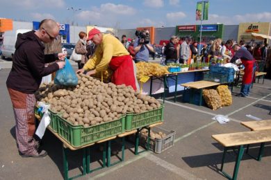 Farmářský trh u Futura ve Varenské ulici.