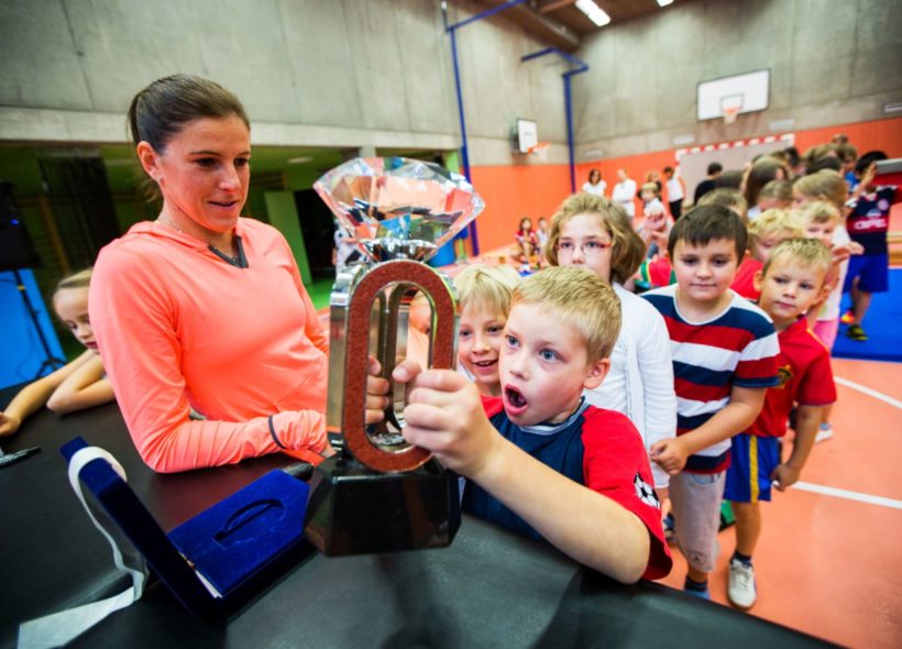 Hejnová nechala děti potěžkat si její medaili z olympiády