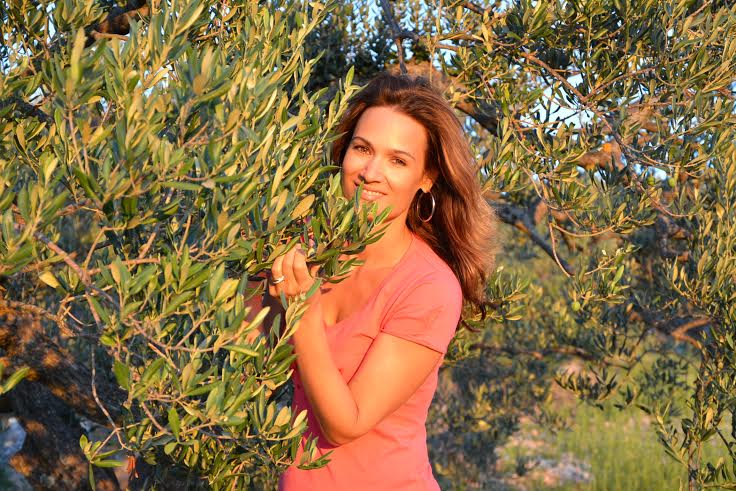 Klára Doležalová má spolu s manželem na chorvatském ostrově Šolta dům a olivový háj.  Společně tu z oliv lisují metodou extra panenský olej