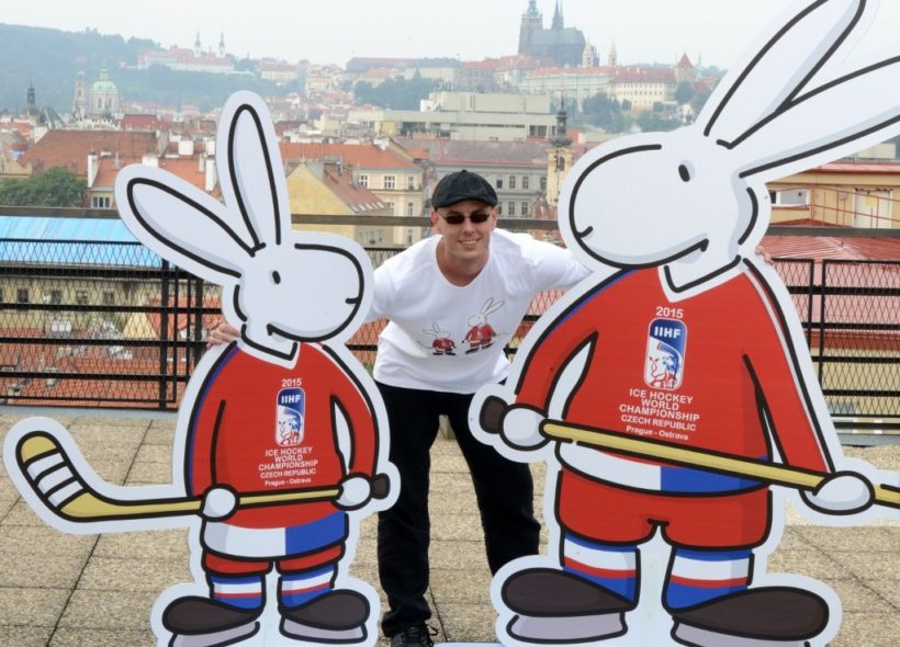 Autorem hokejové verze Boba a Bobka je výtvarník a scénograf Alex Dowis.