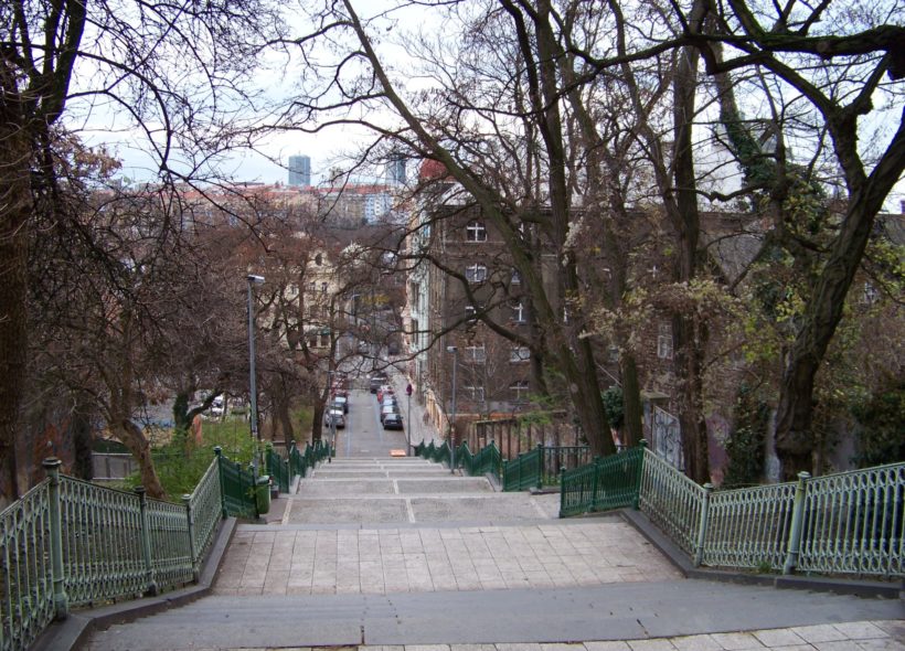 Nuselské schody spojují Šafaříkovu ulici v oblasti Zvonařky s ulicí Pod Nuselskými schody
