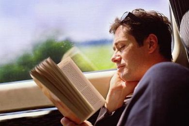 Čtením ve vlaku si cestu zpříjemňuje spousta cestujících. letos poprvé jim ale boudou předčítat samotní autoři
